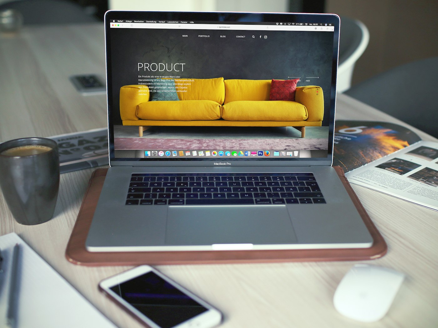 Notebook exibindo um site com uma página de produto.